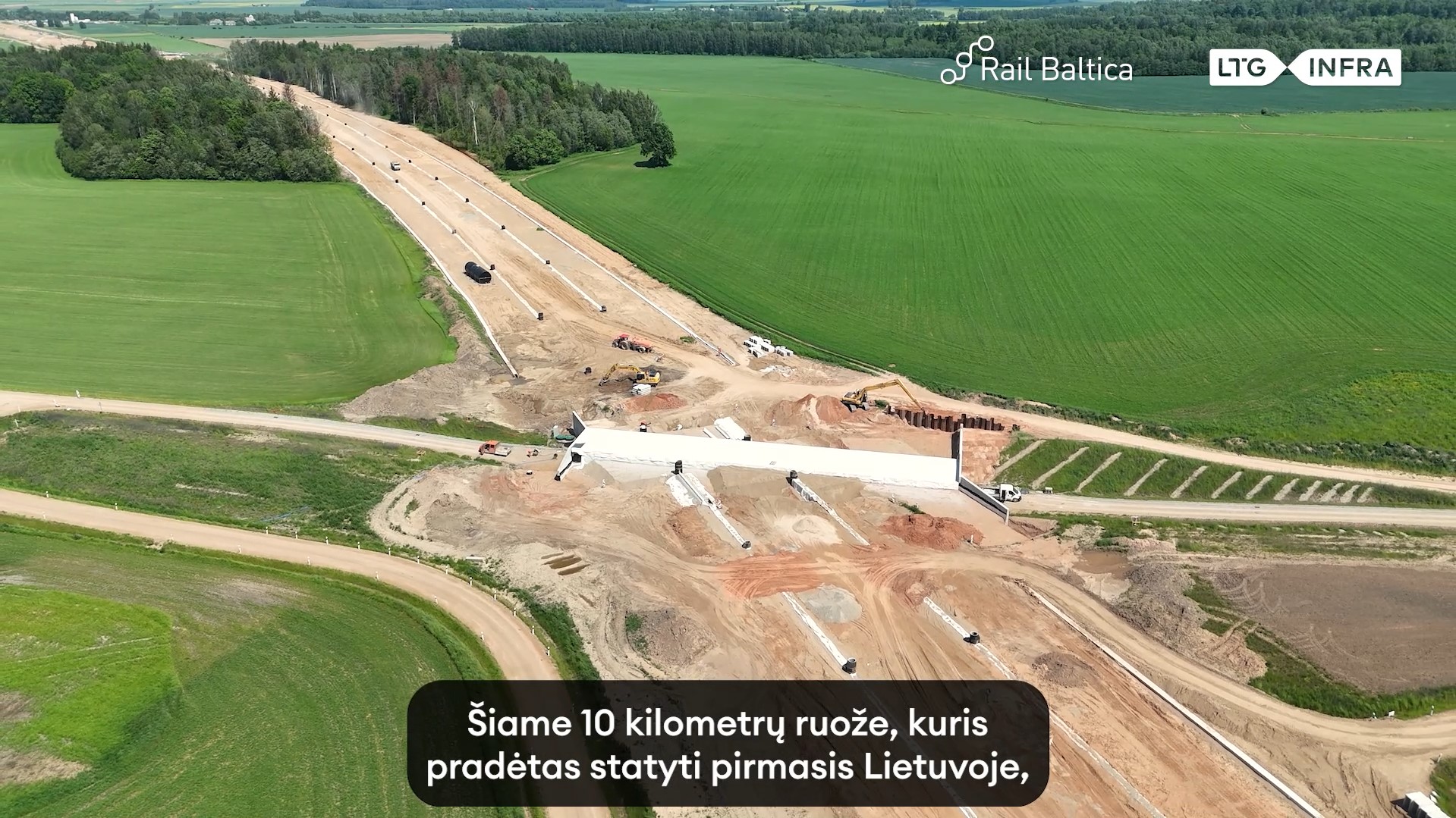 Užbaigtas betonuoti „Rail Baltica“ automobilių tunelis kelio susikirtimui su geležinkelio vėže