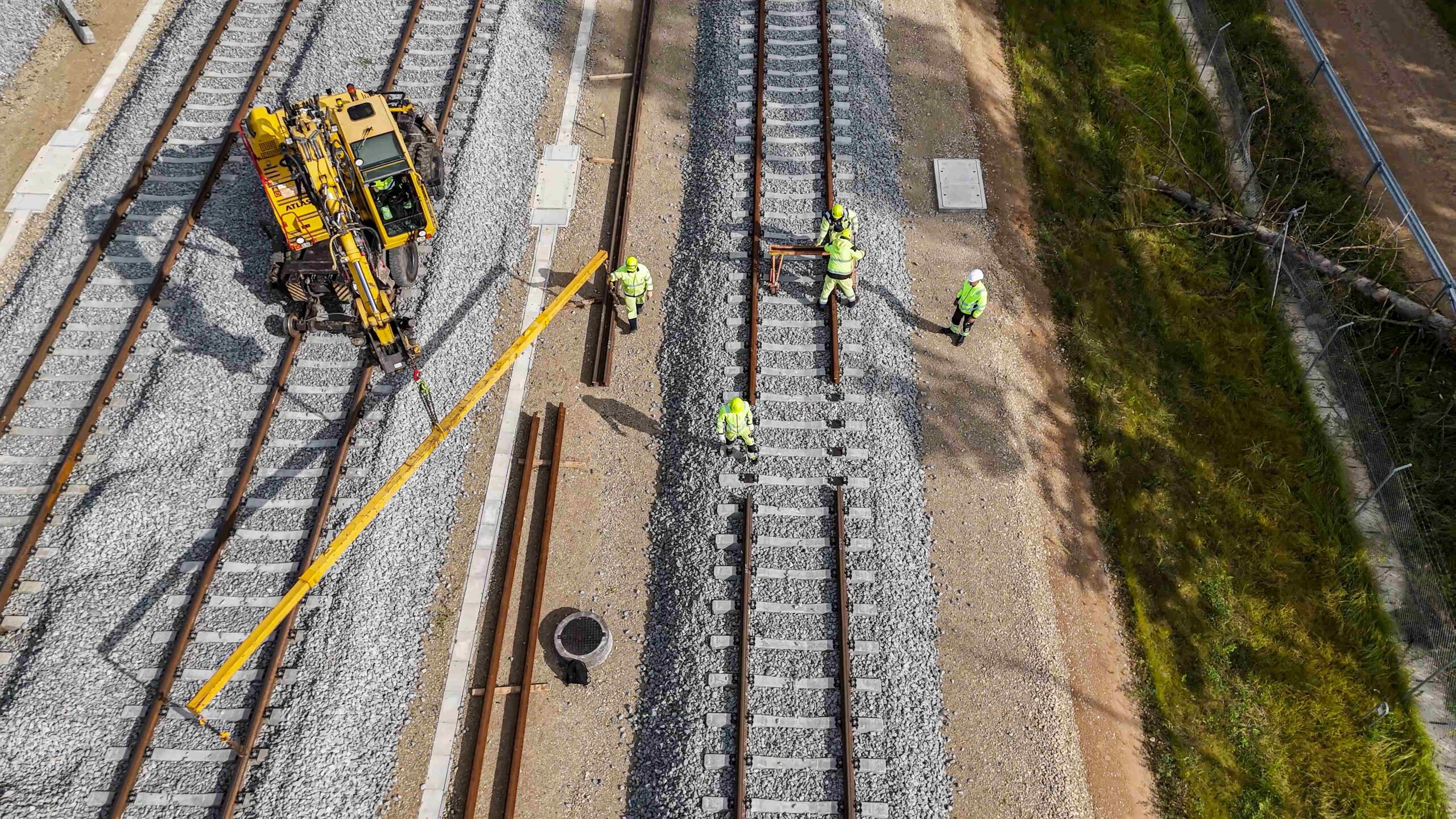 Baigiamas „Rail Baltica“ bėgių suvirinimas į ilgabėgius